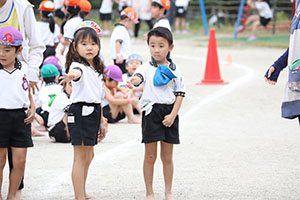 運動会　リレー活動頑張っています　年長組　NO．2