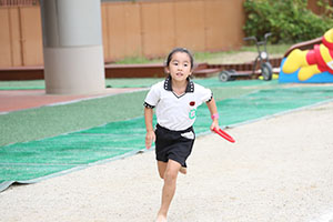 運動会　リレー活動頑張っています　年長組　NO．2