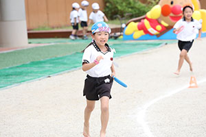 運動会　リレー活動頑張っています　年長組　NO．2