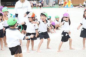 運動会　リレー活動頑張っています　年長組　NO．2