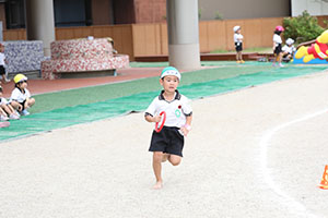 運動会　リレー活動頑張っています　年長組　NO．2