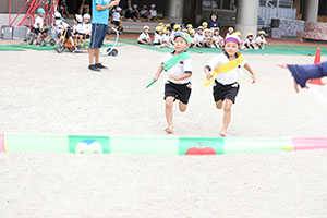 運動会　リレー活動頑張っています　年長組　NO．2