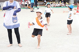 運動会　リレー活動頑張っています　年長組　NO．2