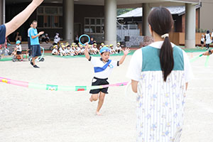 運動会　リレー活動頑張っています　年長組　NO．2