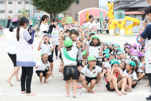 運動会　リレー活動頑張っています　年長組　NO．2