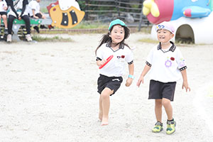 運動会　リレー活動頑張っています　年長組　NO．2