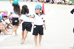 運動会　リレー活動頑張っています　年長組　NO．2