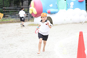運動会　リレー活動頑張っています　年長組　NO．2