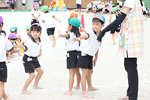 運動会　リレー活動頑張っています　年長組　NO．2