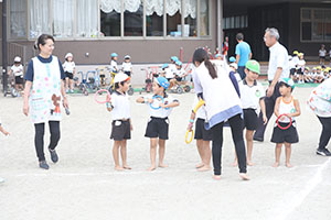 運動会　リレー活動頑張っています　年長組　NO．1