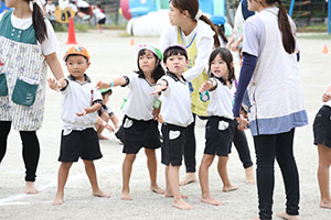 運動会　リレー活動頑張っています　年長組　NO．1