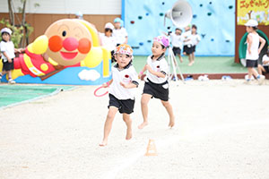 運動会　リレー活動頑張っています　年長組　NO．1