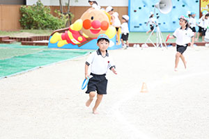 運動会　リレー活動頑張っています　年長組　NO．1