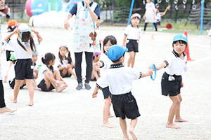 運動会　リレー活動頑張っています　年長組　NO．1