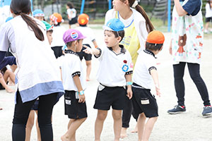 運動会　リレー活動頑張っています　年長組　NO．1