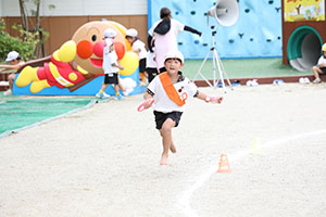 運動会　リレー活動頑張っています　年長組　NO．1