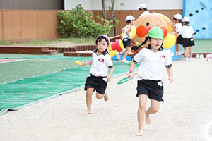 運動会　リレー活動頑張っています　年長組　NO．1