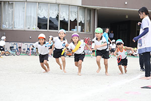 運動会　リレー活動頑張っています　年長組　NO．1