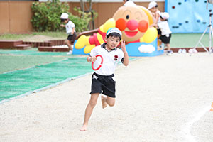 運動会　リレー活動頑張っています　年長組　NO．1