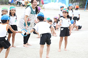 運動会　リレー活動頑張っています　年長組　NO．1