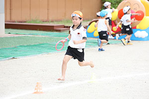 運動会　リレー活動頑張っています　年長組　NO．1