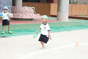 運動会　リレー活動頑張っています　年長組　NO．1