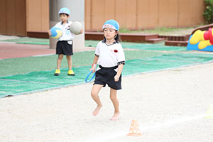 運動会　リレー活動頑張っています　年長組　NO．1