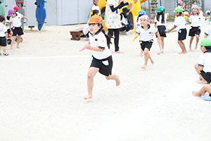 運動会　リレー活動頑張っています　年長組　NO．1