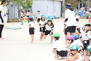 運動会　リレー活動頑張っています　年長組　NO．1