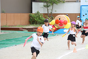 運動会　リレー活動頑張っています　年長組　NO．1