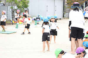 運動会　リレー活動頑張っています　年長組　NO．1