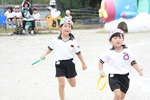 運動会　リレー活動頑張っています　年長組　NO．1