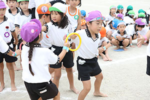 運動会　リレー活動頑張っています　年長組　NO．1