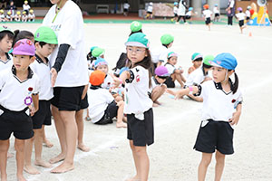 運動会　リレー活動頑張っています　年長組　NO．1