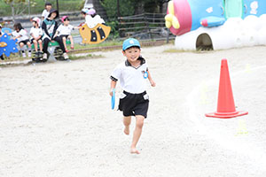 運動会　リレー活動頑張っています　年長組　NO．1