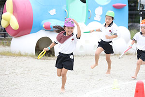 運動会　リレー活動頑張っています　年長組　NO．1