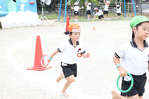 運動会　リレー活動頑張っています　年長組　NO．1