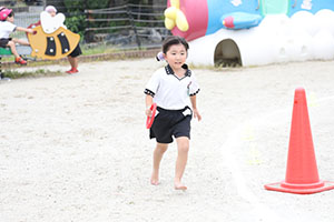 運動会　リレー活動頑張っています　年長組　NO．1