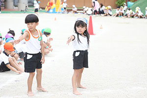 運動会　リレー活動頑張っています　年長組　NO．1