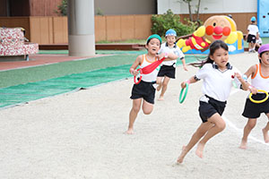 運動会　リレー活動頑張っています　年長組　NO．1