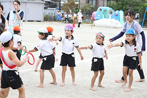 運動会　リレー活動頑張っています　年長組　NO．1