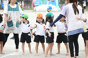 運動会　リレー活動頑張っています　年長組　NO．1