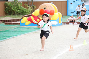 運動会　リレー活動頑張っています　年長組　NO．1