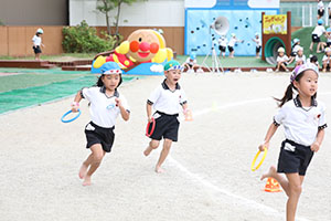 運動会　リレー活動頑張っています　年長組　NO．1