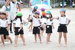 運動会　リレー活動頑張っています　年長組　NO．1