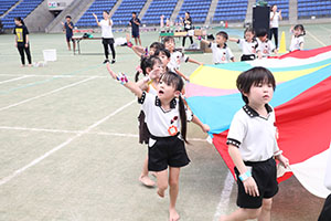 運動会予行　　年長組　バルーン