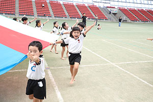 運動会予行　　年長組　バルーン