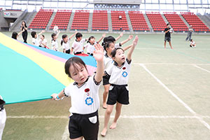 運動会予行　　年長組　バルーン