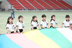 運動会予行　　年長組　バルーン