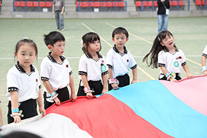 運動会予行　　年長組　バルーン